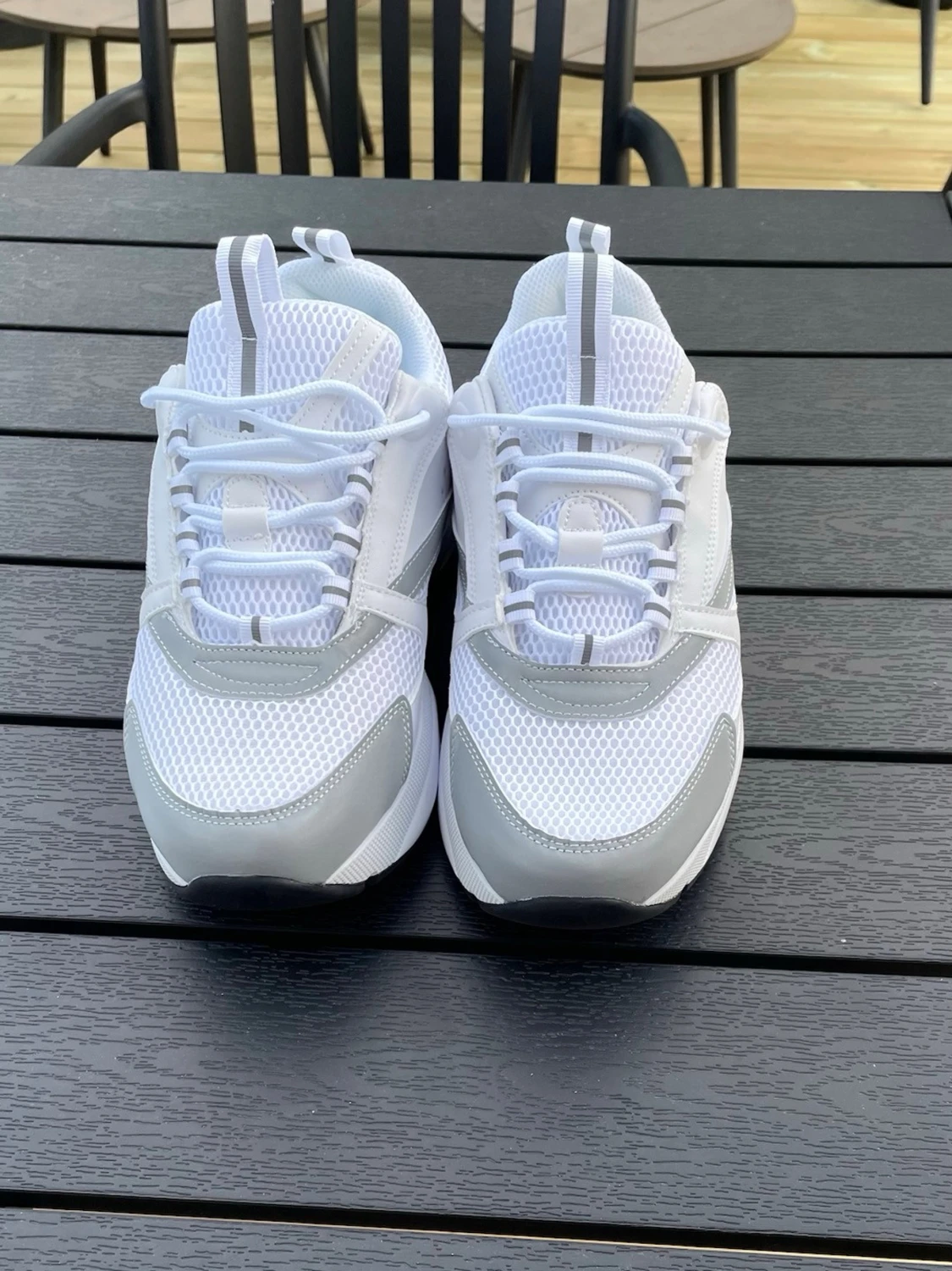 B22 Vita och grå sneakers med meshdetaljer