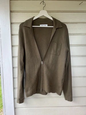 samsoe samsoe långärmad - långärmad tröja fråns samsösamsö i otroligt skönt material i en grönlik färg, perfekt till hösten, passar både M och S, skriv vid frågor!