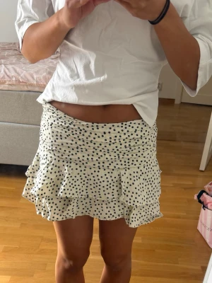 Vit prickig volangskort - Auktioneras ut på Plick live 13/08 kl 18:00💛