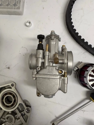 24mm PWK förgasare i metall - En helt sprillans ny pwk 24mm förgasare av märket Motorforce man får med lite munstycken .