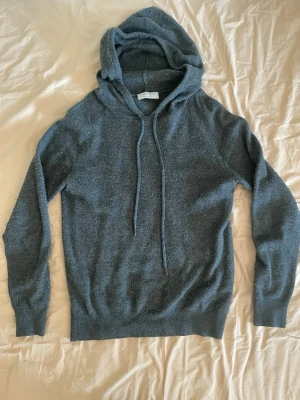 Mörkgrå stickad hoodie från Tiger of Sweden - Storlek XS, herr. Använd ungefär 20 gånger och den är lite noppig men ändå i ett bra skick. Fraktar snabbt✌️📦