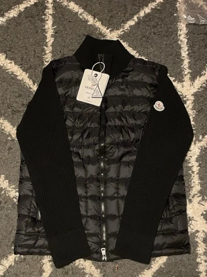 Svart cardiganjacka från Moncler - Stilren svart cardiganjacka från Moncler, helt ny och pris kan diskuteras därför tar jag gärna emot prisförslag.