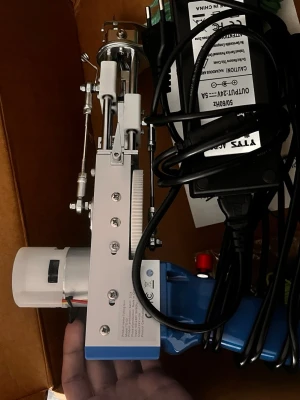 Elektrisk tufting pistol blå - Säljer en elektrisk tufting pistol i blått och vitt med metall- och plastdetaljer. Perfekt för att skapa egna mattor och textilkonst. Maskinen har flera justerbara delar och medföljer strömadapter och kablar. Helt ny