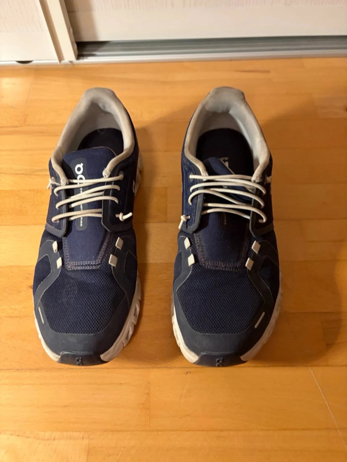 Marinblå On sneakers med vit sula - 1