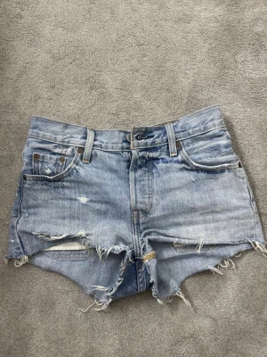 Ljusblåa Levis shorts - Säljer ett par ljusblå levis jeansshorts. Så sjukt snygga men dom är tyvärr för små för mig så måste sälja