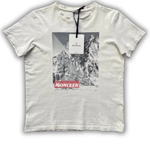 Moncler t shirt  - Säljer en riktigt fet äkta moncler t shirt med otroligt snyggt och unikt tryck! Sitter som Xs-S! Listat pris är 599 men självklart inte hugget i sten!🙌