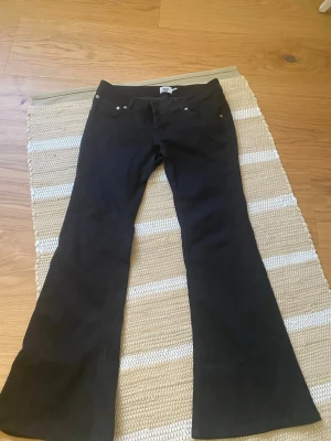 Lågmidjade svarta jeans från Lager - Säljer ett par svarta lågmidjade bootcut jeans från lager. Dem är i storlek XL men passar mig som har storlek 38/40. Dem är i short så tyvärr lite för korta för mig. 💞