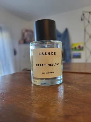 ESSNCE Carashmellow Eau de Parfum💕🍬 - En stilren parfymflaska från ESSNCE med doften Carashmellow.. Så sjukt god!!!😍