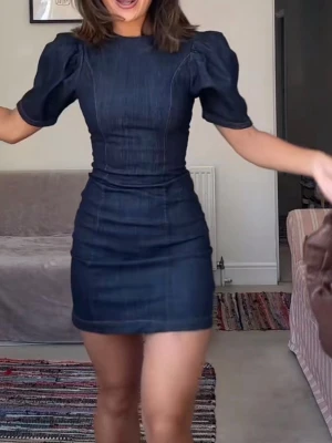 Mörkblå kort jeansklänning - Säljer min jeansklänning från Zara då den är för liten. Nypris 399 med prislappen kvar. Storlek S. Inte mina bilder då klänningen är för liten på mig🥰