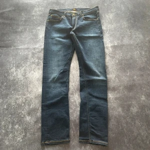 Mörkblå Lee Luke Slim-jeans för herrar i storlek W33 L32 - Slim fit-modell med bekväm passform. W/L är uppskattade utifrån måtten.  Mått 📏 Midja: 42 cm Benslut: 16 cm Lår: 29 cm Totallängd: 108 cm  Skickas inom ett dygn Spara på priset och frakten genom att sätta ihop ett paket Mer information finns på min profil  16-430  
