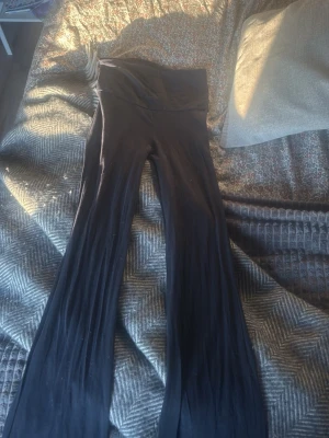 Svarta utsvängda leggings - Säljer ett par marinblå yoga pants säljer då de är försmå, andvända max 3 gng. 