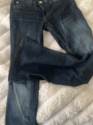 Cheap Monday jeans  - Mörkblå jeap Monday weekday jeans! Köpte för länge sedan och använda ca 3 ggr💘 storlek 27/30 är 162 och de nuddar precis marken! Lowwaist och bootcut