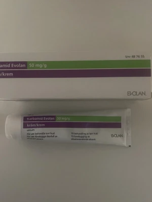 100g Tub Karbamid Evolan kräm 50 mg/g - Karbamid Evolan kräm 50 mg/g är en vit tub med grön och lila etikett. Krämen används för behandling av torr hud och för att förebygga återfall av eksem. Tuben är smidig och lätt att ta med sig.