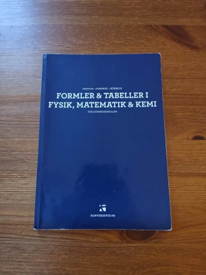 Formler & Tabeller i Fysik, Matematik & Kemi - Konvergenta HB - Praktisk bok med formler och tabeller i fysik, matematik och kemi för gymnasieskolan. Perfekt som referensbok för studier inom naturvetenskapliga ämnen. Bra skick men det finns egna anteckningar på flera sidor (se bild). Inget som hindrar innehållet. Mycket hjälpsam!