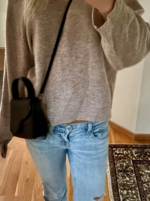 Beige stickad tröja - Mysig beige stickad tröja som är perfekt för hösten! Säljer för att den inte används längre!