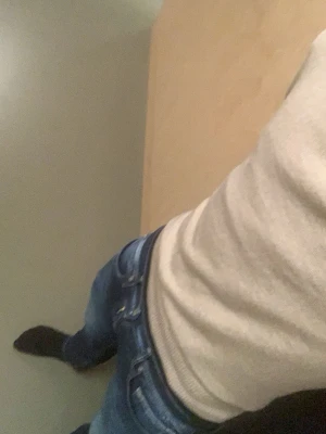 Stenströms tröja - En enkel och stilren beige stickad tröja med rund halsringning och ribbade muddar vid ärmslut och nederkant. Perfekt att matcha med jeans för en avslappnad look. Materialet ser mjukt och bekvämt ut.