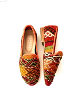 Färgglada loafers från Barne Stockholm - Unika och coola loafers från Barne Stockholm med mönster, perfekta för dig som vill sticka ut med din stil. De är användbara under vår, sommar, höst och året om egentligen! Jag älskar dem men de är tyvärr lite för små för mig då jag köpte fel storlek. Nypris är 2895 kr🥰