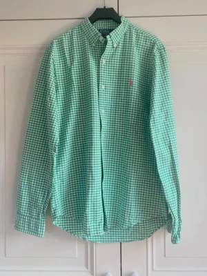 Ralph Lauren Skjorta - Grön/vit rutig skjorta från Ralph Lauren - 100% Bomull  Storlek M - Slim Fit  Skriv om du har frågor