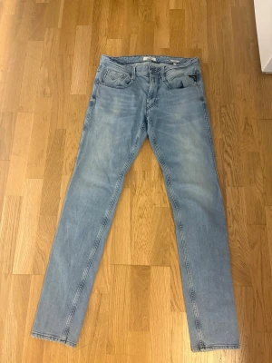 Replay anbass jeans - Säljer nu dessa fräscha jeans. Strl 31 i midja och 32 i längd. Hör av er vid funderingar✌️ 