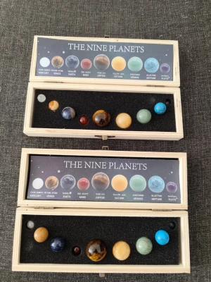Dekorativ planetmodell i trälåda - Snygg samlarbox med de nio planeterna i solsystemet, varje planet representerad av en färgad sten eller mineral. Kommer i en ljus trälåda med svart skumgummi och informativt blad om planeterna. Perfekt för rymdnördar eller som unik dekoration.