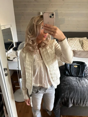 Moncler cardigan  - Intressekoll på min underbara cardigan från moncler!! Funkar både som tröja under vintern eller lättare jacka på sommaren 💕köpt på monclers hemsida 2024, nypris är 10245 kr. Box och allt ingår!! Vid snabb affär kan pris förhandlas, men säljer inte för billigt‼️