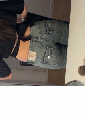 Blåa True Religion jeans  - Säljer ett par blåa jeans från True Religion som har anvönst ca två gånger och inte mer, de är lite för stora döe mig och lämnade aldrig tillbaka de i tid