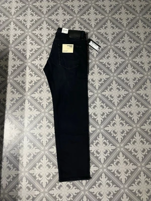 Mörkblå tapered jeans Jack & Jones - NYA !! Snygga mörkblå jeans från Jack & Jones i modellen Tapered Mike. Storlek W34 och L 32👍