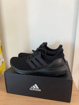 Adidas Ultraboost  - Svarta Adidas ultraboost 4.0, finns i storlekar 43,44 och 45