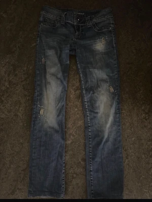 Guesse Guesse vintage jeans som är bootcut där nere - De är lågmidjade! Kommer passa dig perfekt i längden om du är mellan 155-162 cm lång