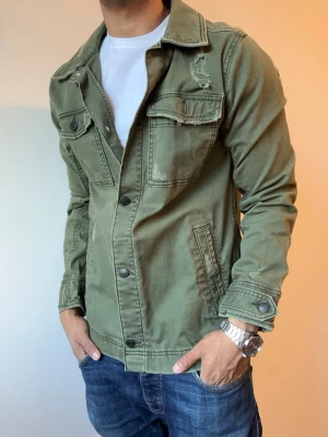 Vintage Hollister Overshirt - Riktigt snygg Hollister Overshirt med sjukt snygga slitningar | Mycket bra skick | Storlek S | Modell: 175cm, 69kg 