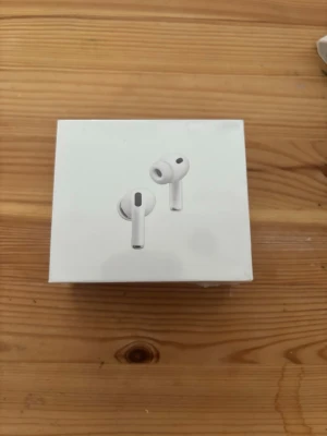 Apple AirPods Pro 3 trådlösa hörlurar - Säljer ett par Apple AirPods Pro 3 i vitt. Trådlösa in-ear hörlurar med laddningsetui och USB-C kompatibilitet. Snygg och stilren design, perfekt för musik, samtal och gaming. Levereras i originalförpackning.