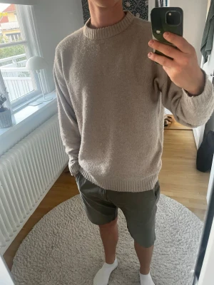 Beige stickad tröja Jack & Jones - Mysig beige stickad tröja från Jack & Jones med rund halsringning och ribbade muddar vid ärmslut och nederkant. Perfekt för lager på lager och enkel att matcha med olika outfits. Materialet känns mjukt och skönt mot huden. En oversized look och kan upplevas lite större i halsen men jag tycker det är snyggt!