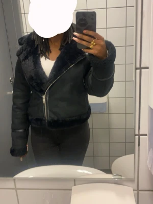 Päls kappa - Jätte fin jacka som är perfekt inför hösten och vintern. Använd endast få gånger. 💕