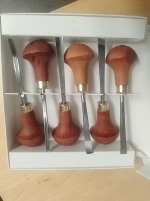 Set med Pfeil linoleumsknivar / Pfeil Träsnidarsats 6 st - Oanvända. Säljer ett set med sex linoleum- och träsnittsknivar från Pfeil. Handtagen är runda och tillverkade i trä med metallbeslag, och bladen är av blankt stål. Perfekt för dig som gillar att skapa med linoleum eller trä. Kommer i originalförpackning.
