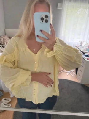 gul blus - Supersöt gul blus som passar perfekt till allt, och man kan styla lite olika (både med lång eller kort ärm) Superfin nu i sommar och höst!💓