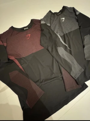 Gymshark långärmade träningströjor - Blev lurad då jag köpte flera tröjor som visade sig vara kopior. De är de bästa kopiorna man kan komma åt dock. Har storlek S samt M. Säljer billigt då de som sagt är kopior. Förs till kvarn! Pris kan diskuteras vid snabb affär.
