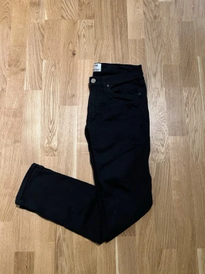 Acne Studios Jeans - 32/32 - Acne Studios jeans för män till salu. Byxorna är i mycket bra skick. Storlek Waist 32 / Lenght 32. Hör av dig vid intresse/frågor. PRIS KAN DISKUTERAS!