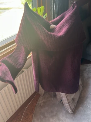 Mysig off shoulder-stickad tröja  - Testat endast en gång i omklädningsrum. Köpt från H&M för cirka 1 år sedan. Originalpris 299kr. Vinröd/burgundy färg. ꨄ︎ 