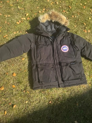 Canada goose - En Canada goose jacka i storlek S/P men skulle själv säga M. Bra skick, ända defekten är att handtaget till löparen på huvuddragkedjan är av men själva kedjan är funkar utmärkt, men därav priset