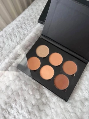 Anastasia Beverly hills contour kit - Anastasia Beverly hills contour kit med sex olika nyanser i varma och neutrala toner. Färgen medium to tan. Har testat denna en gång men färgen passade inte mig därav säljer jag den.