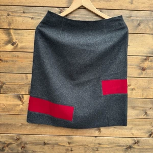 Moschino Ullkjol (XXL)  - Längd: 57 cm. Gott begagnat skick. Nypris: ca 645 USD.   1526