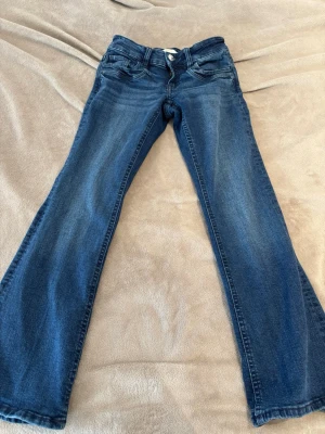 Blå bootcut jeans - Blå bootcut jeans med snygga fickor 