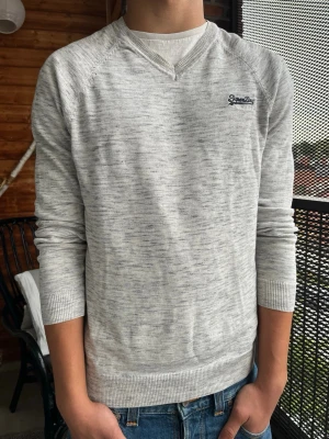 Superdry tröja  - Riktigt fet Superdry tröja som är perfekt inför hösten🍂                                                                           Skick 9/10                                                                            Storlek: S