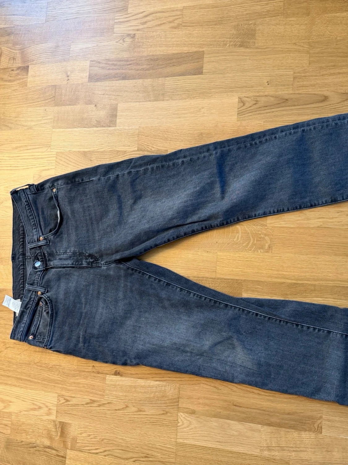 Mörkgrå raka jeans Levis - 1