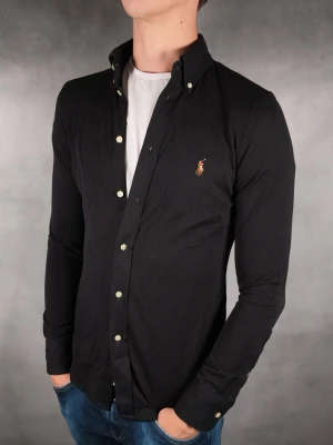 Ralph Lauren Skjorta - Ralph Lauren skjorta • Storlek: M • Skick: 9/10 – fint skick utan skavanker • Inkluderas: Endast skjorta • Nypris: Ca 2000kr • Passform: Sitter något mindre än normalt • Modellen på bilden är 180 cm lång, väger 65 kg •