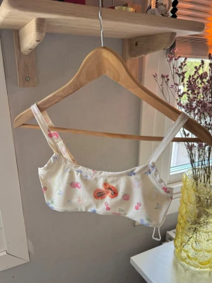 Djerf Avenue Bikiniöverdel  - Eftertraktad bikiniöverdel från Djerf Avenue! Helt oanvänd, lappen har åkt av men ”snodden” finns fortfarande kvar! Väldigt mjukt tyg och breda axelband som är justerbara. 