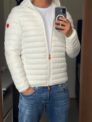 Save The Duck Jacka - Säljer denna sköna jacka från Save The Duck i storlek M. Passar dig mellan 175-185 cm. Knappt använd! Inga defekter alls! Bara att skriva vid funderingar!🌟