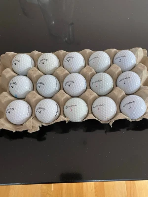 Golfbollar Callaway och TaylorMade - Tjena! Säljer ett set med 15 vita golfbollar från Callaway och TaylorMade. 