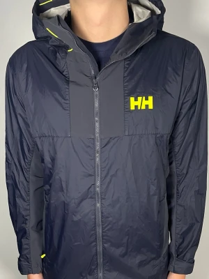 Helly Hansen vindjacka - 👕 Plagg: vindjacka                                                                  📏 Storlek: M                                                                🏷️ Märke/Modell: Helly hansen                                           ✨ Skick: Fint skick                                                      💬 Vid frågor är det bara att skriva!                                                                                          🛍️ Gramenti