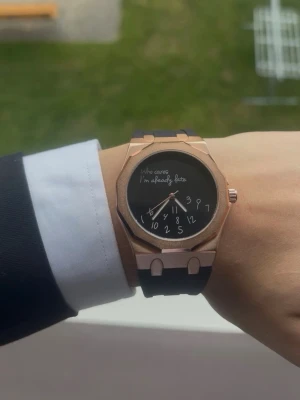 ”Who cares I’m already late” klocka i rosé metall  - 'Who cares I'm already late” klocka. Klockan är gjord i rostfritt stål med ett gummiband. Den är stilren och passar till alla tillfällen. Skriv vid frågor😁